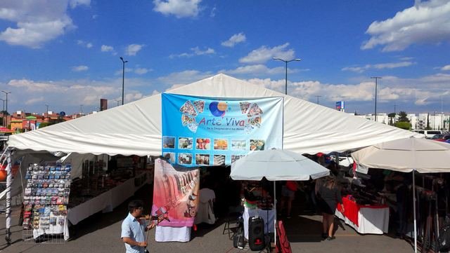 Carpa de Arte Viva bajo cielo despejado