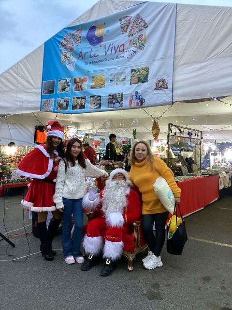 Familias disfrutando del evento navideño