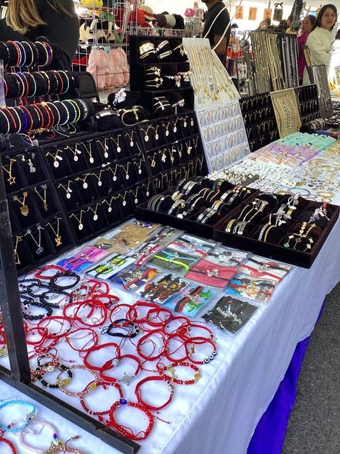 Aretes y collares artesanales