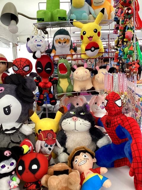 Figuras y peluches de personajes